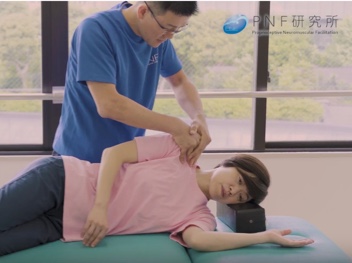 頚部・肩関節の施術動画を見る
                